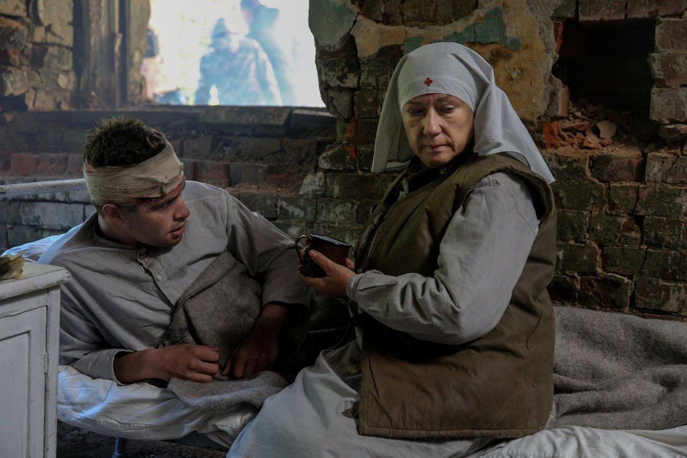 Героиня Аллы Малковой Карповна и руку в трудный момент подаст, и беседой бойцов поддержит. 