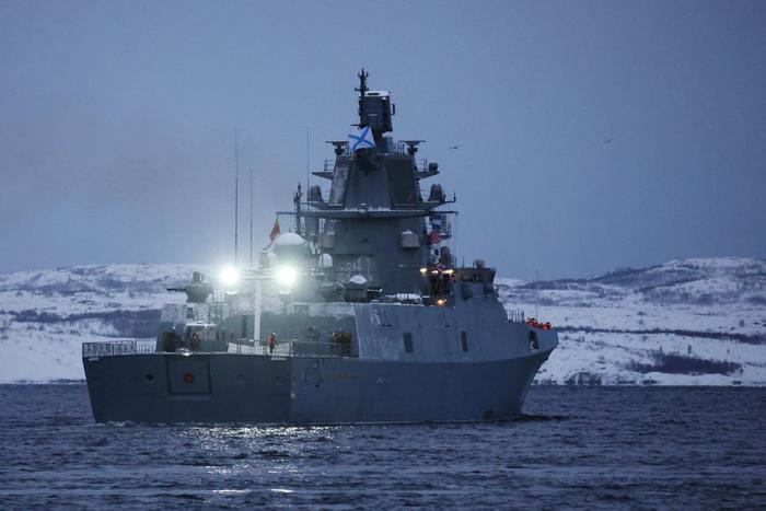 Адмирал Моисеев: надводные силы ВМФ выполняют задачи в ключевых районах океана