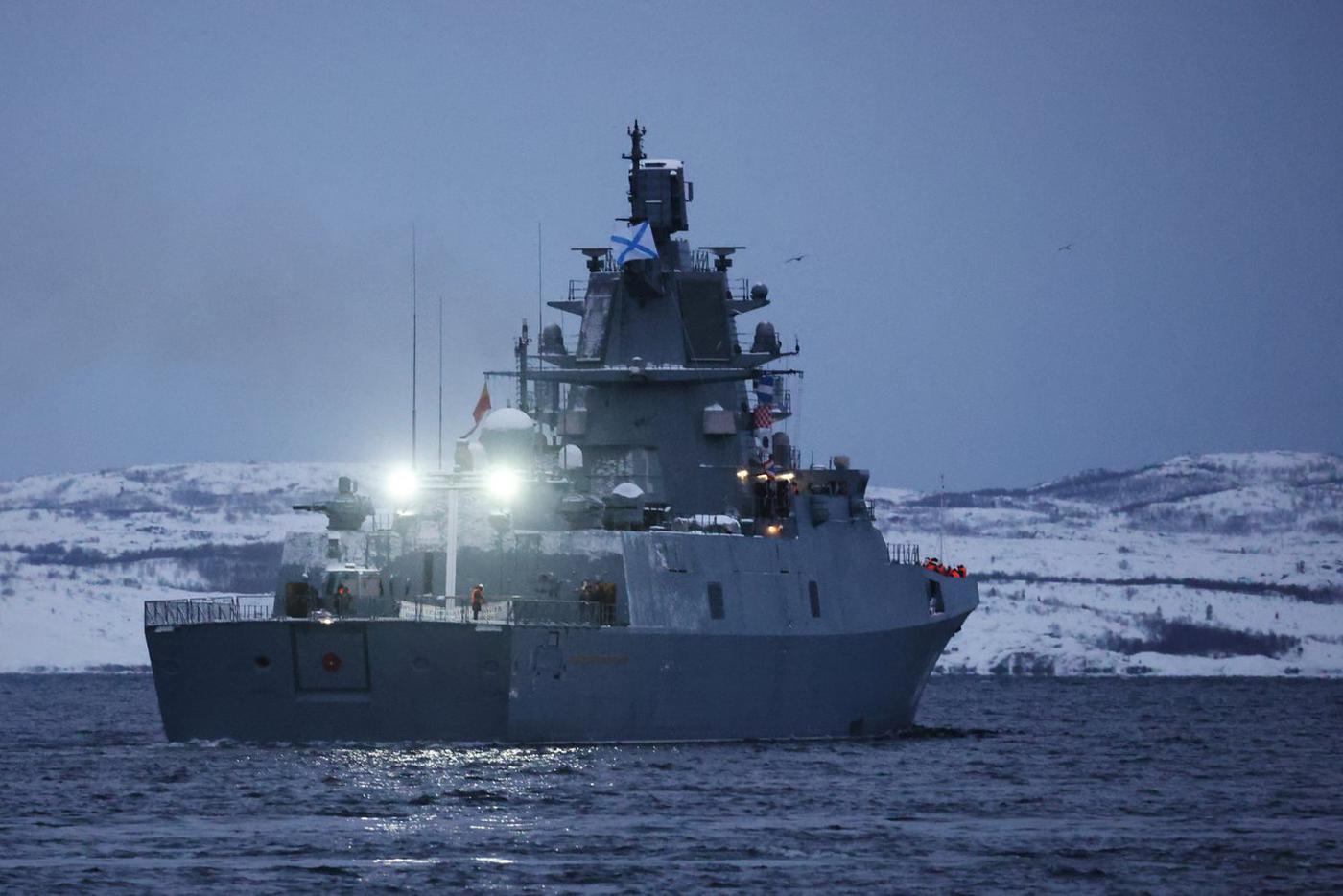 Адмирал Моисеев: надводные силы ВМФ выполняют задачи в ключевых районах океана