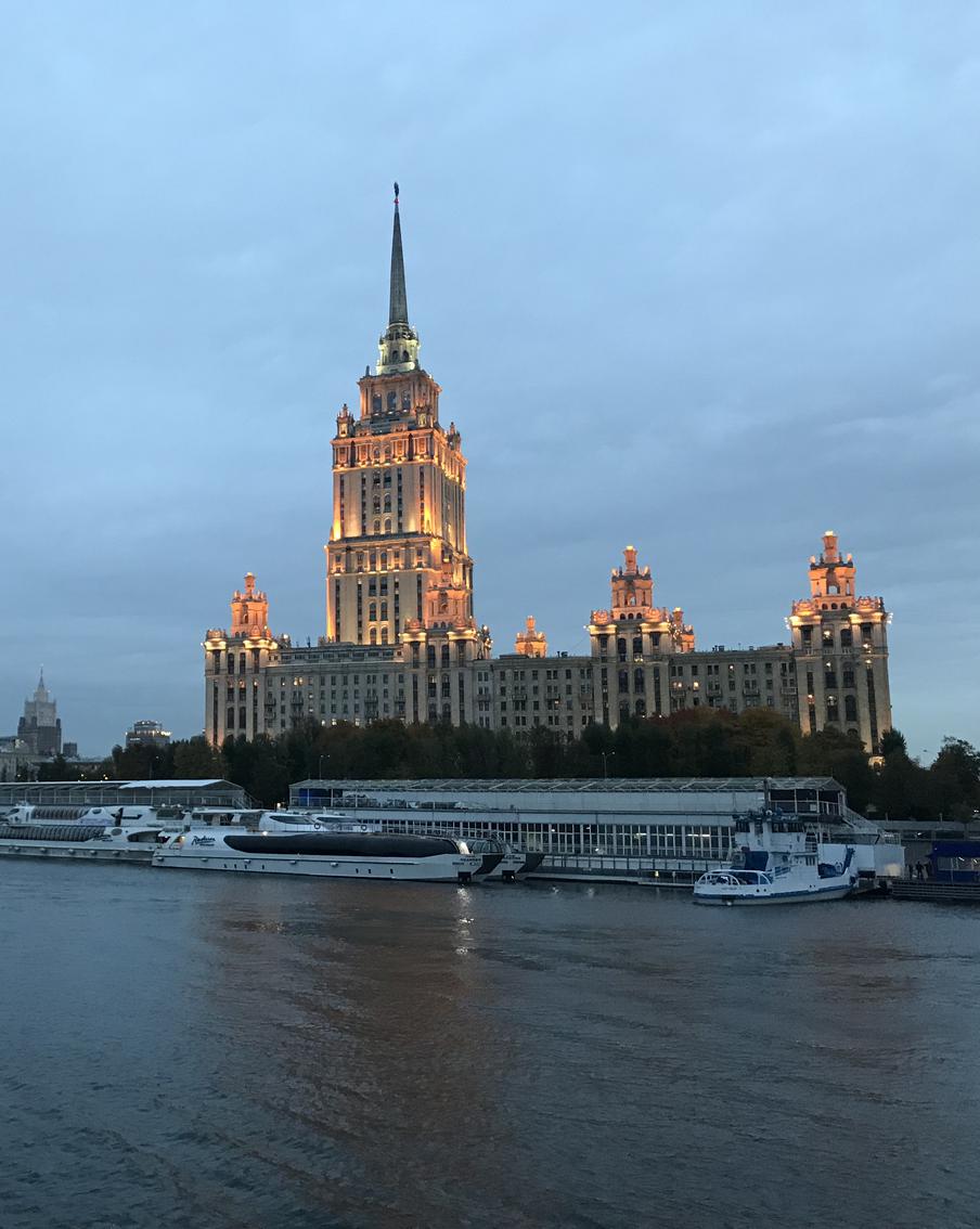 В Москве ожидаются небольшие дожди и осеннее потепление до +8°. Столичный регион окажется под влиянием антициклона, который принесёт облака и мягкую температуру