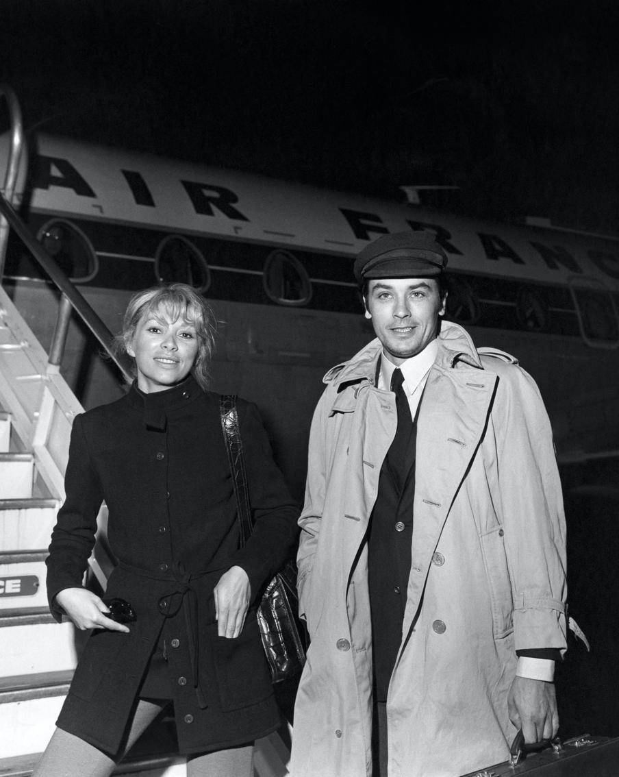 Ален Делон с актрисой Мирей Дарк в 1969 году.