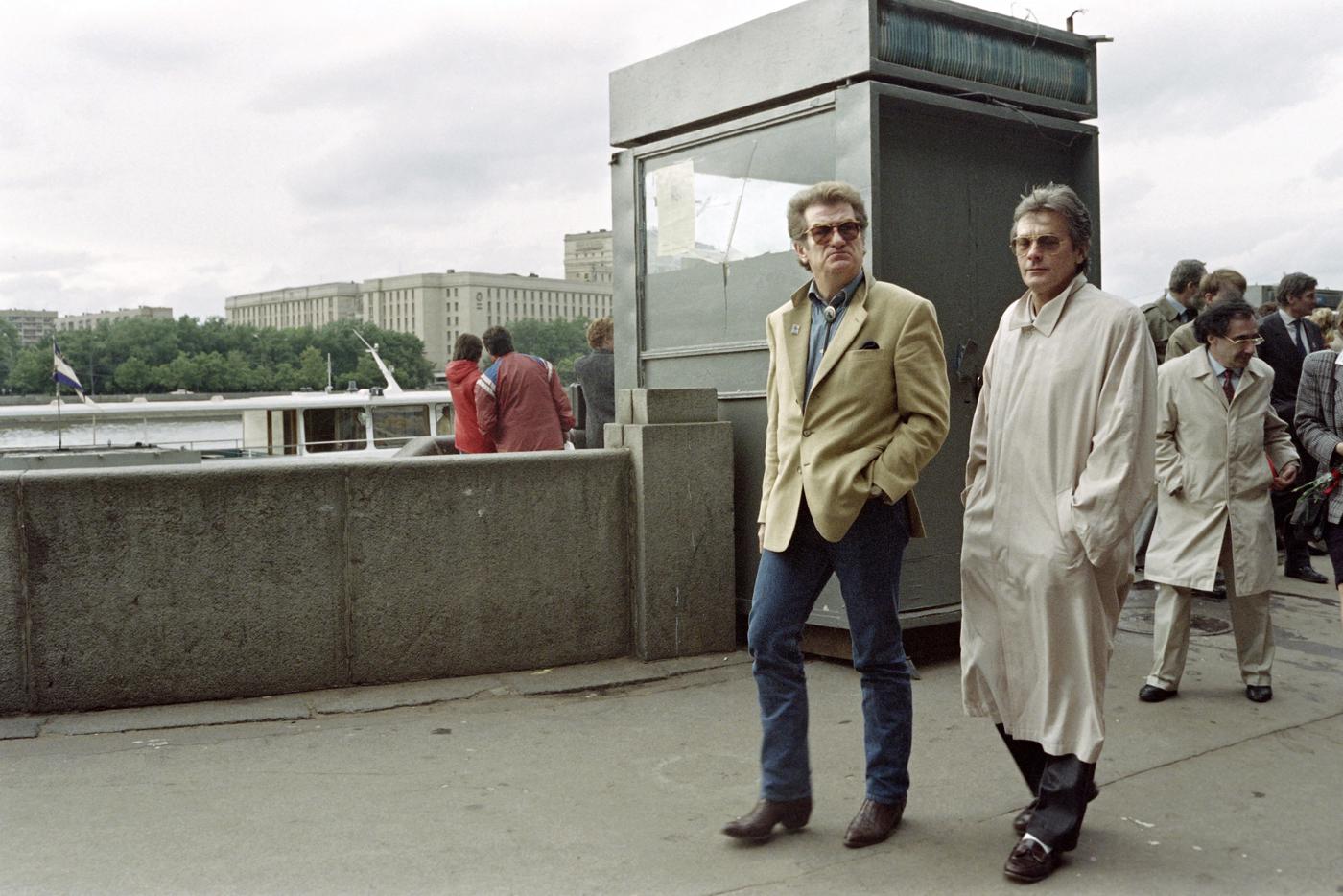 Ален Делон в компании певца Эдди Митчелла на прогулке по Москве, 1990 год.