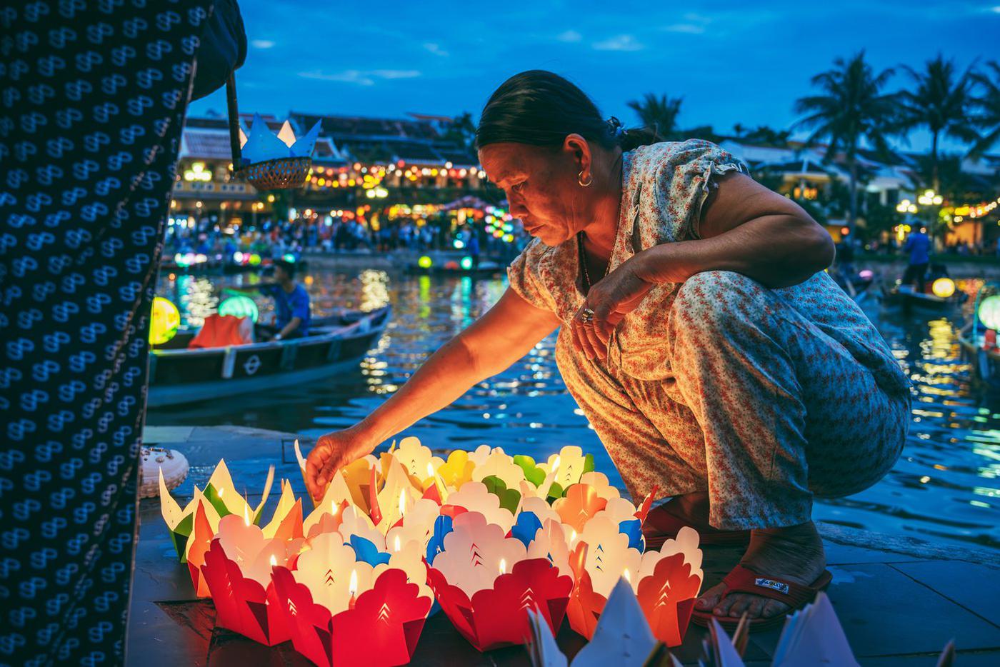 Каждый вечер город зажигает огни... Хойан.