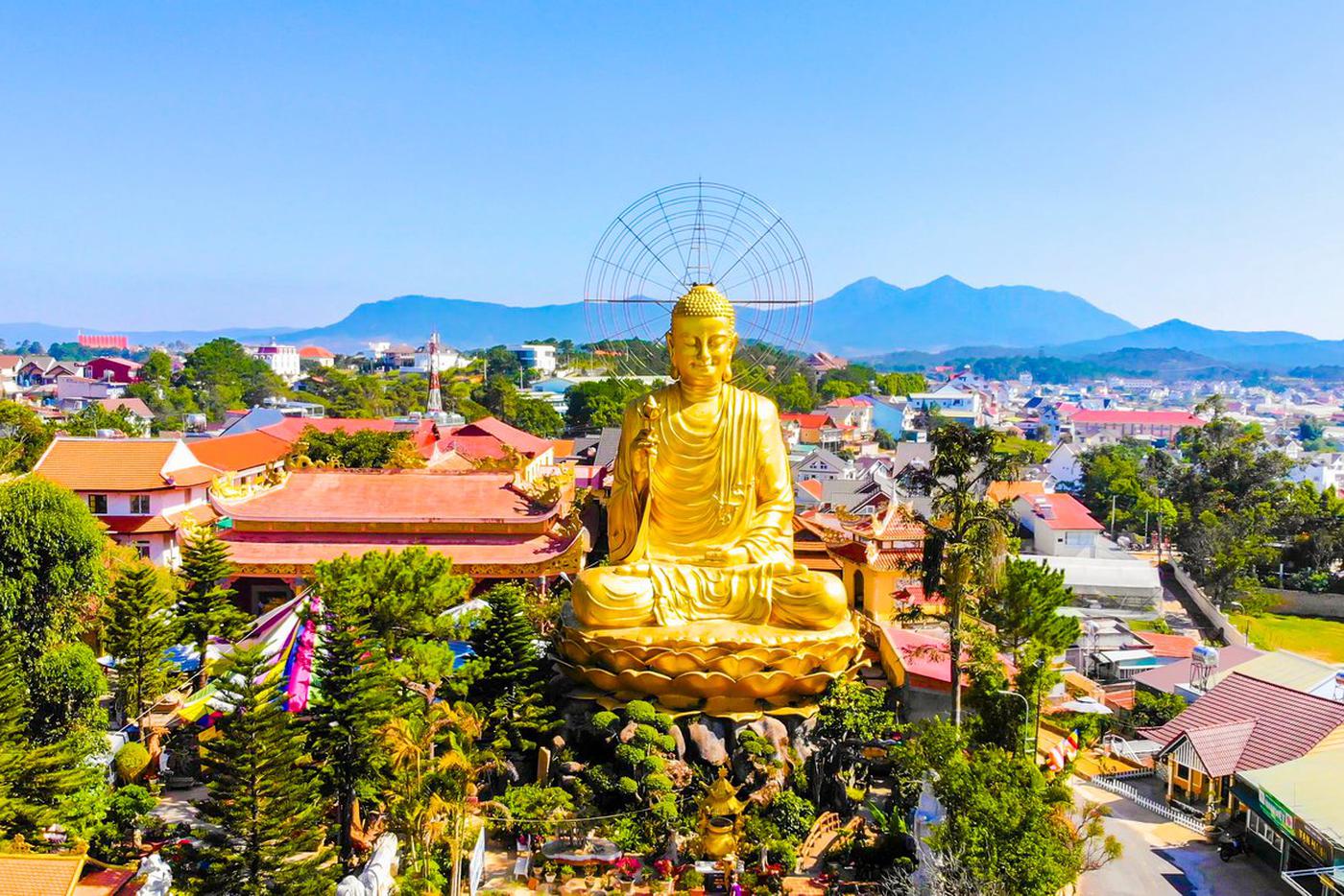 Aerial,View,Of,The,Golden,Buddha,Statue,Or,Thien,Vien Средняя температура года в Далате держится между +15 °C и +24 °C.