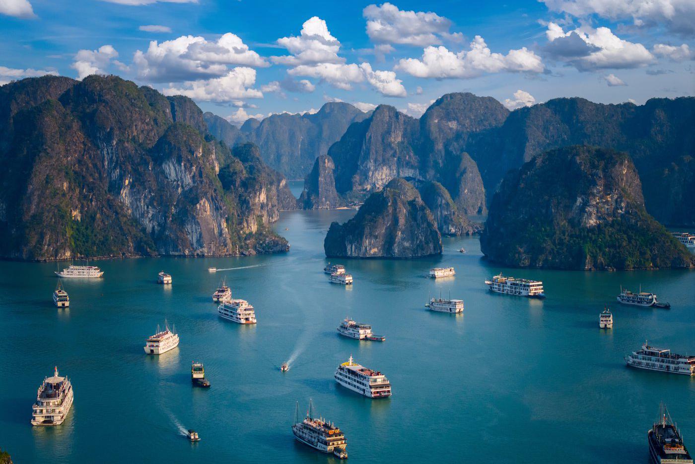 Лучший способ прочувствовать масштаб и красоту Халонга – отправиться в круиз.