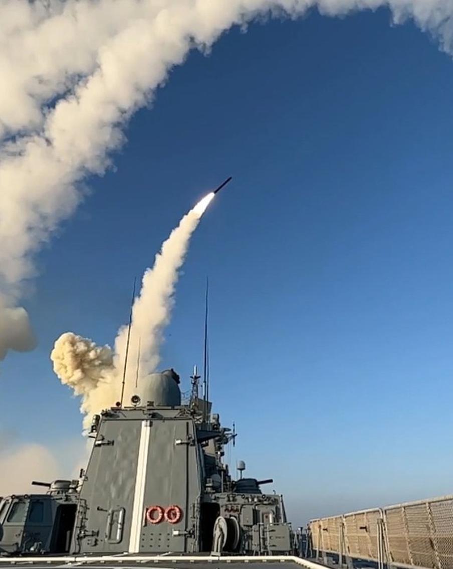 Россия ночью нанесла крупный удар по объектам ВПК на Украине. Минобороны РФ заявило о массированном ударе по предприятиям украинского ВПК, энергетическим объектам и аэродромам в ответ на атаки по российской территории