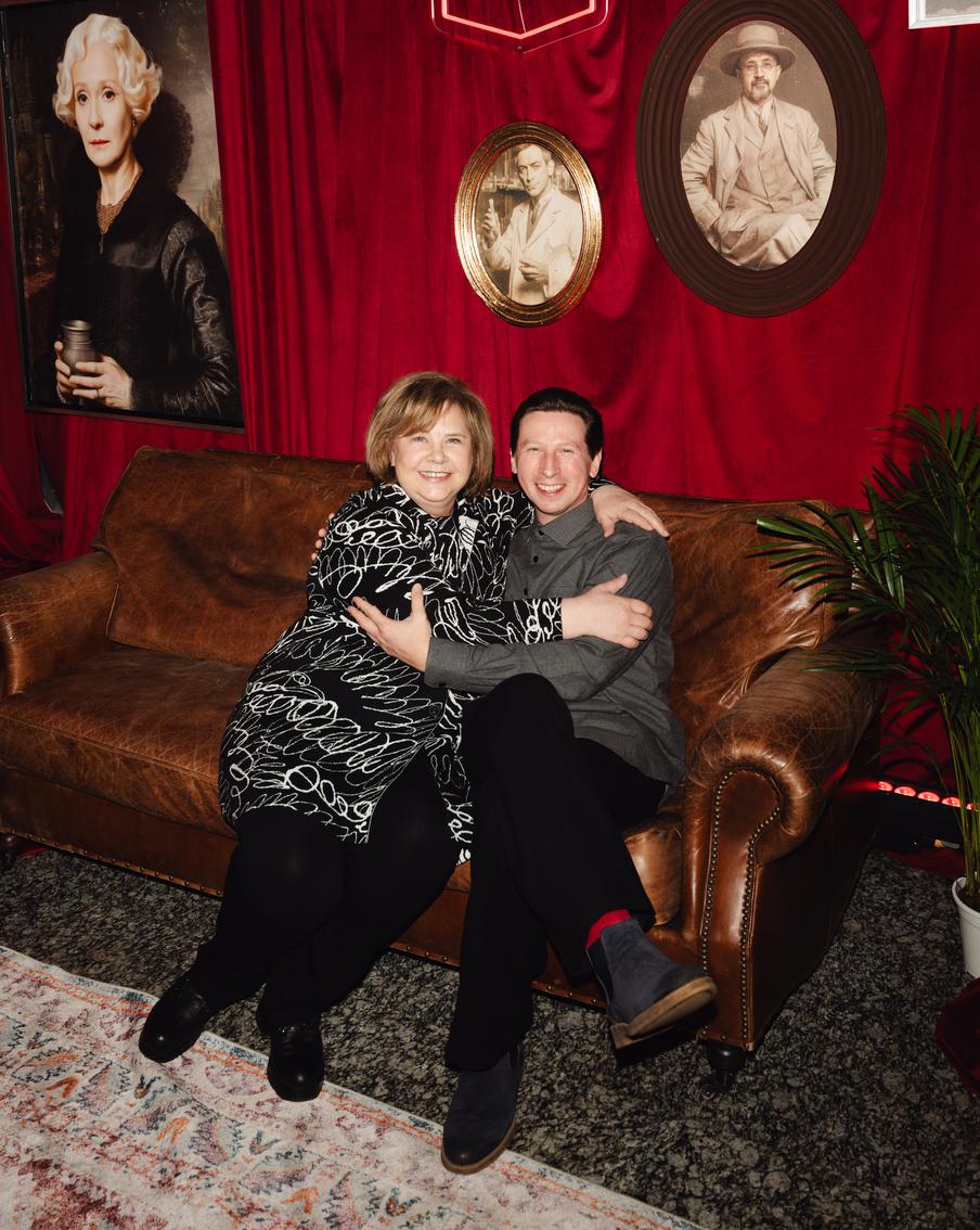 Татьяна Догилева и Дмитрий Лысенков, играющий экранного сына актрисы в сериале "Вампиры средней полосы", на премьере 3 сезона.