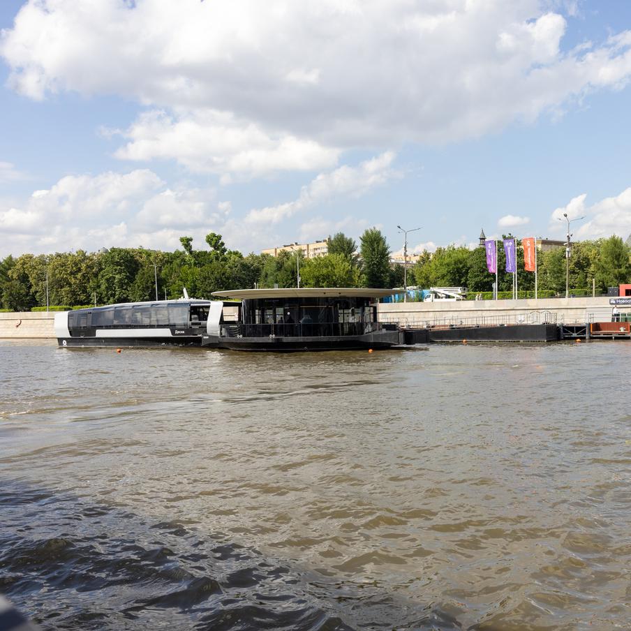 Новая остановка появится на регулярном речном маршруте "Новоспасский – ЗИЛ". В 2026 году 3-й маршрут регулярного речного электротранспорта "Новоспасский – ЗИЛ" продлят до причала "Красные холмы". Плавучий причал диаметром 10 м, который будет расположен на Коcмодамианской набережной, сможет вмещать до 40 пассажиров. Общая протяжённость маршрута превысит 7 км