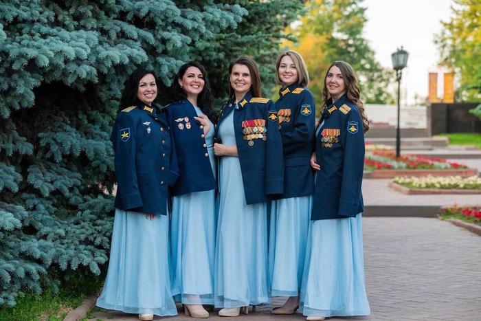 Жёны героев СВО создали хор, чтобы пережить несчастья. Теперь они ездят на гастроли