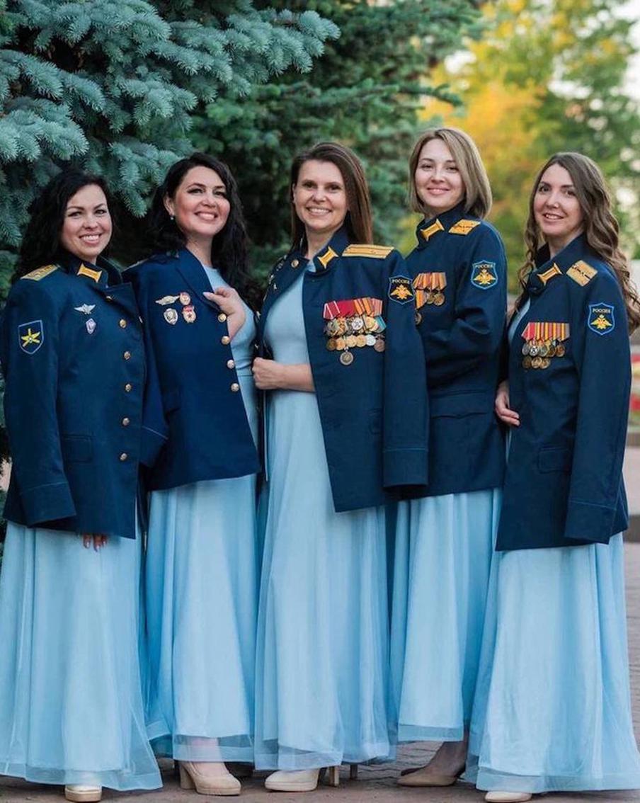 Жёны героев СВО создали хор, чтобы пережить несчастья. Теперь они ездят на гастроли