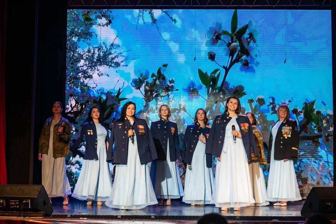 Елена Чеснокова – вторая справа. За год в её хоре сформировался постоянный состав из 12-ти человек.