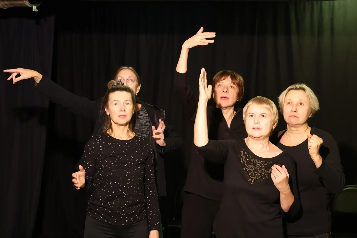 На сцену выходит 4-5 человек