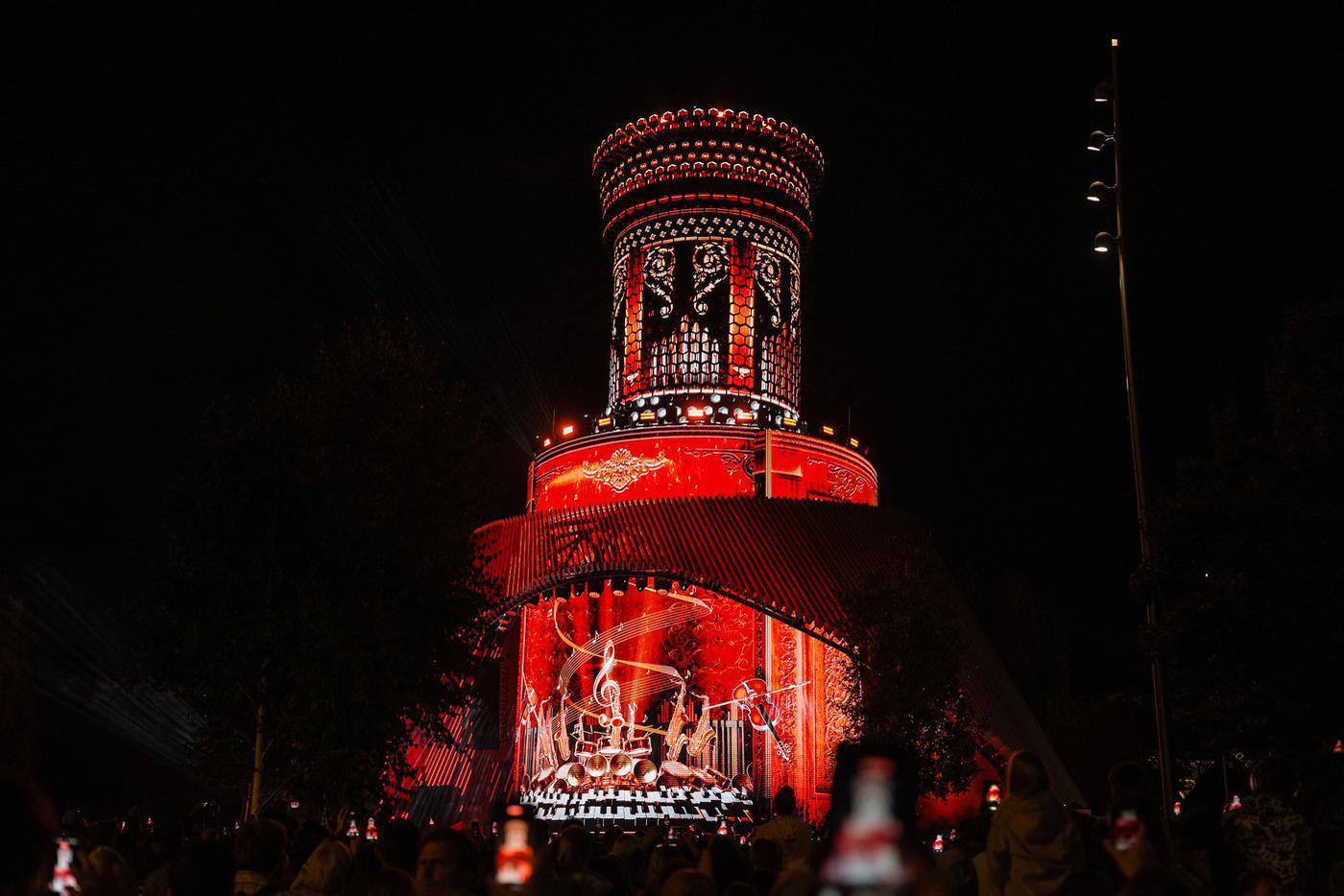 Новая программа станет самой продолжительной с момента открытия инновационной достопримечательности и позволит зрителям совершить виртуальное путешествие по разным уголкам страны.