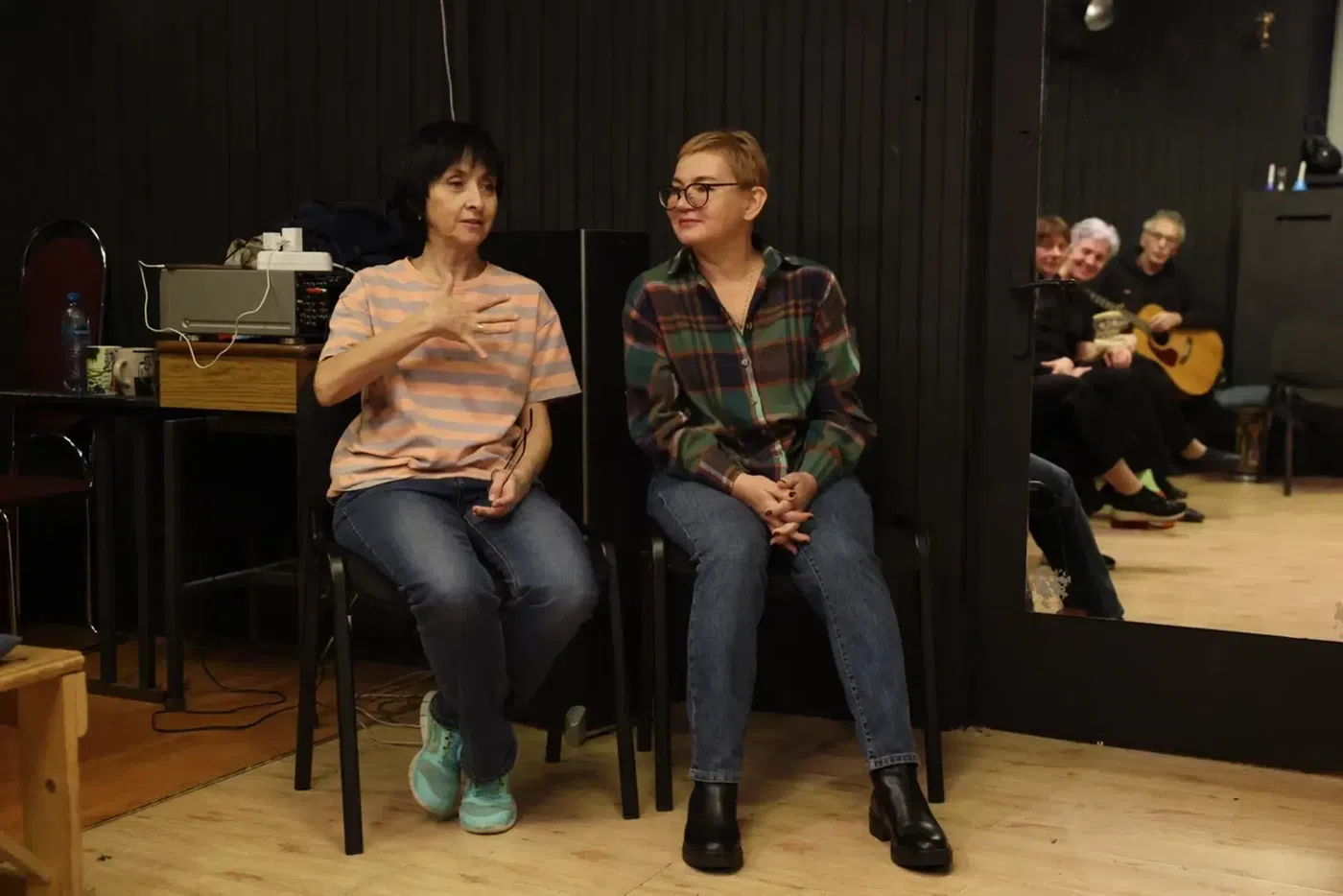 Мария Мишина (слева) объясняет корреспонденту,  как выбрать историю для  рассказа.