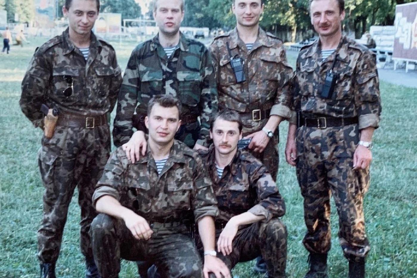 Юрий Данилин с боевыми товарищами (в первом ряду справа).