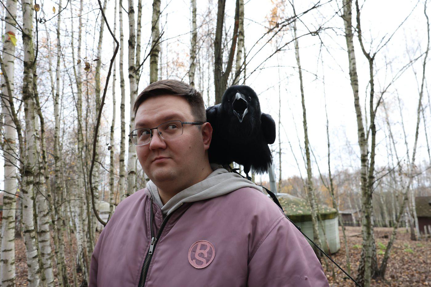 Чего только в моей жизни не бывало, думаю я. Уже и ворон на плече посидел.