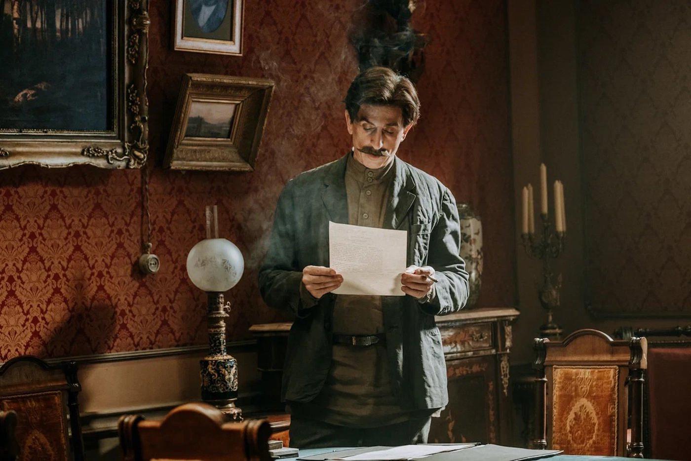 Тимофей Окроев в роли Сталина.