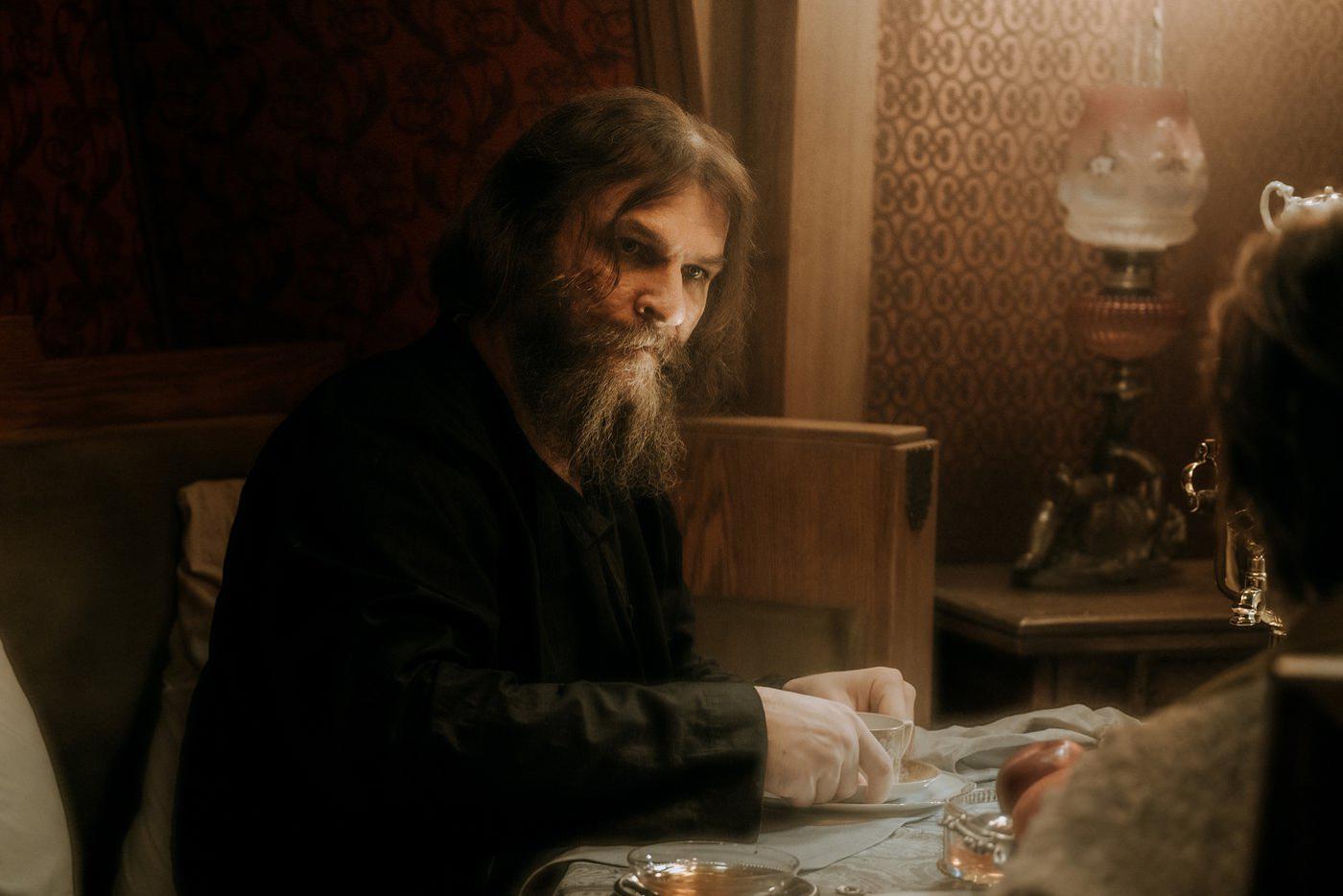 Максим Колесниченко в роли Григория Распутина.