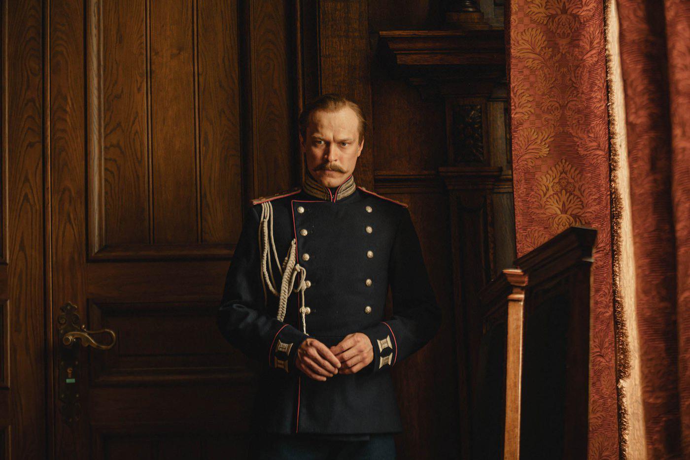 Юра Борисов в роли Михаила Прохорова.