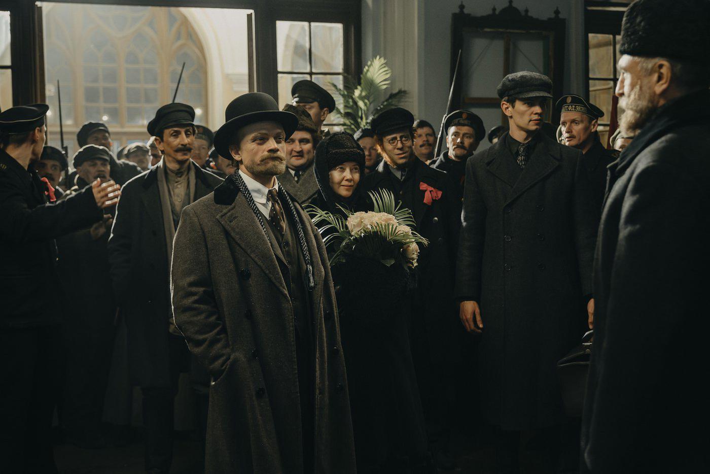 25 костюмеров, коридоры хромакея и съёмка на 12 камер: каких ещё усилий потребовали "Хроники русской революции"