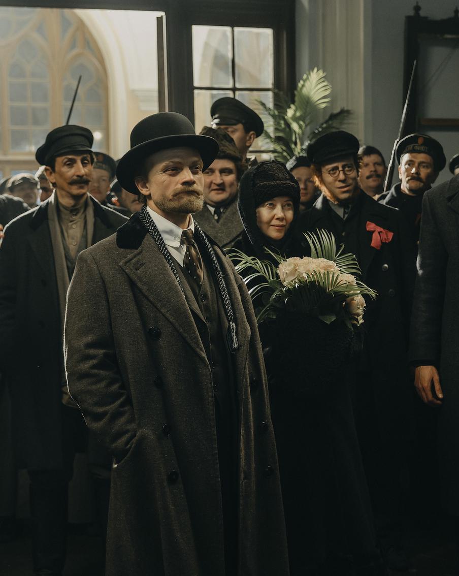 25 костюмеров, коридоры хромакея и съёмка на 12 камер: каких ещё усилий потребовали "Хроники русской революции"