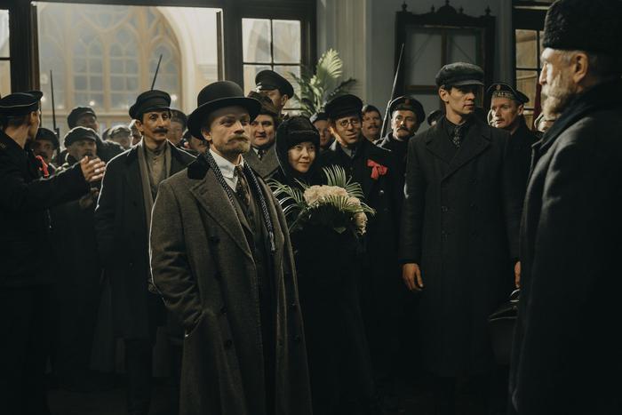 25 костюмеров, коридоры хромакея и съёмка на 12 камер: каких ещё усилий потребовали "Хроники русской революции"