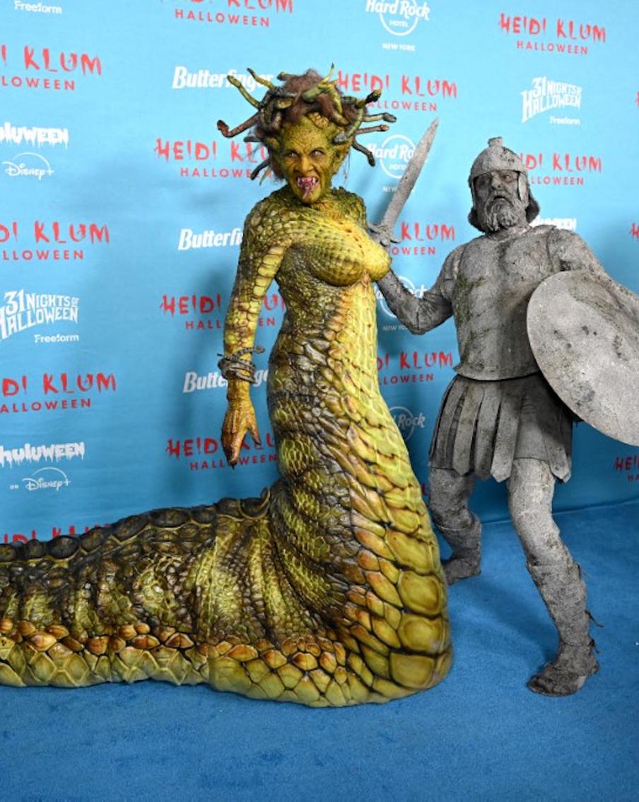 Хайди Клум превратила мужа в каменную статую: изучаем новый костюм от королевы Хеллоуина