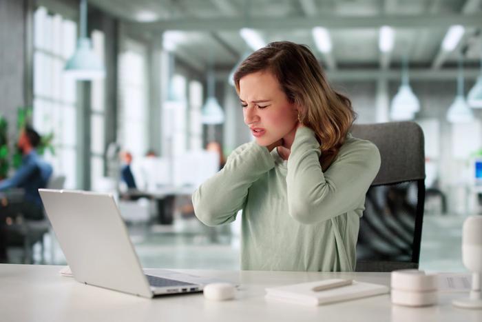 Офисная работа вызывает стресс и усталость – что с этим делать, если не отпускают на удалёнку