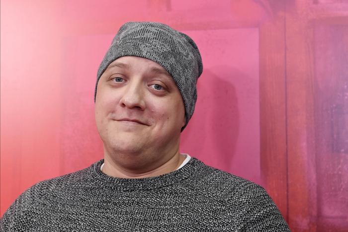 "Сыночек, мне без тебя плохо": похороны умершего от рака Романа Попова из "Полицейского с Рублёвки"