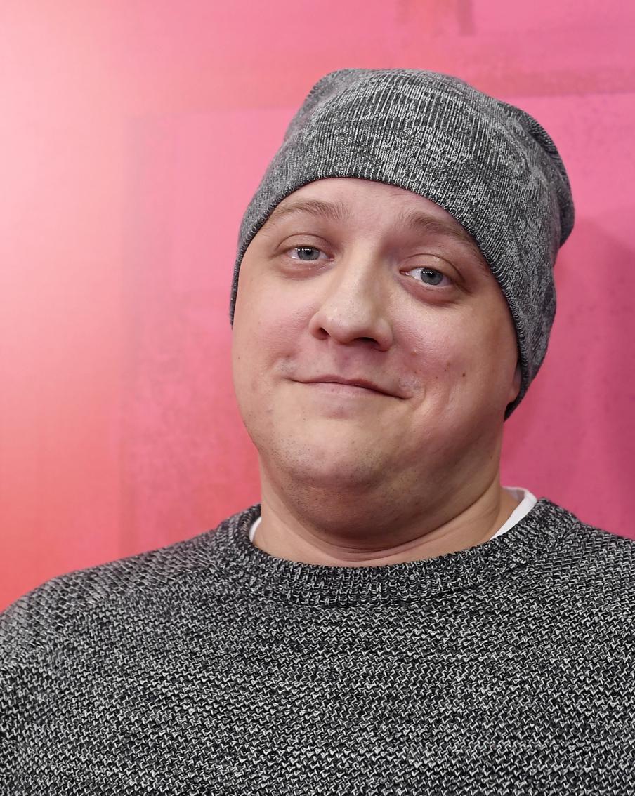 "Сыночек, мне без тебя плохо": похороны умершего от рака Романа Попова из "Полицейского с Рублёвки"