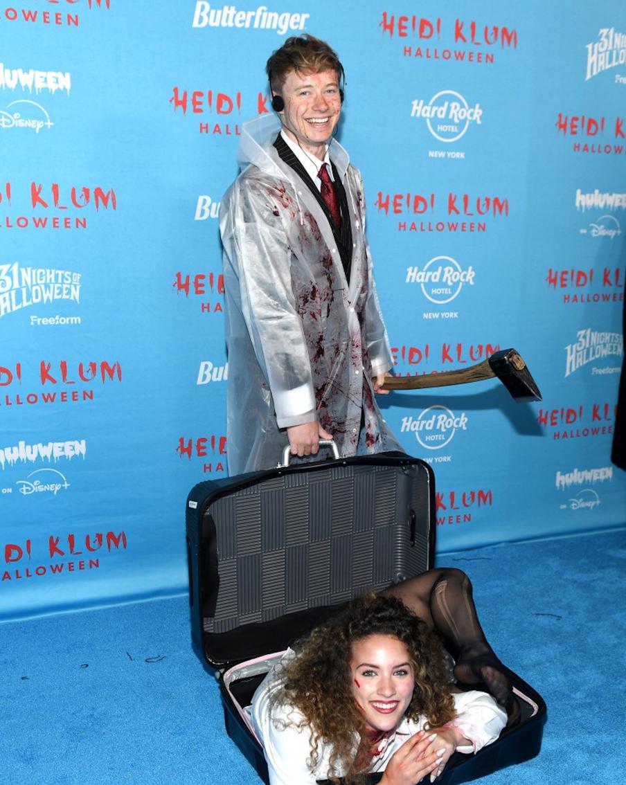 Акробаты Сэм Гольбах и Софи Досси решили использовать свои пластические навыки в образах для Хеллоуина.