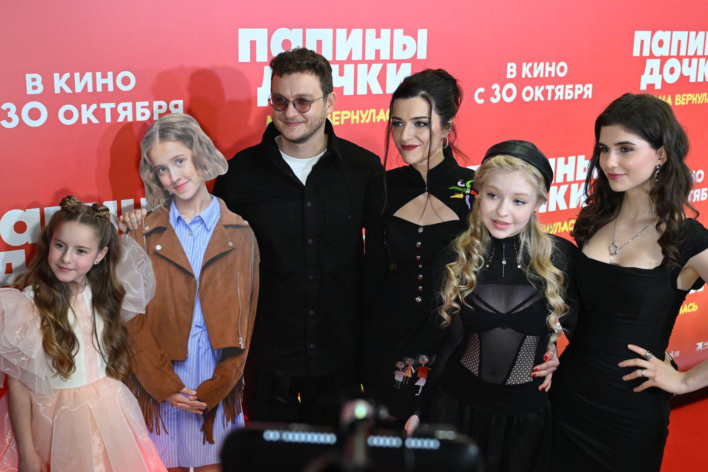 Полина Айнутдинова, Филипп Бледный, Анастасия Сиваева, Ева Смирнова и Полина Денисова (слева направо) на премьере фильма "Папины дочки. Мама вернулась" в кинотеатре "Каро 11 Октябрь" в Москве.