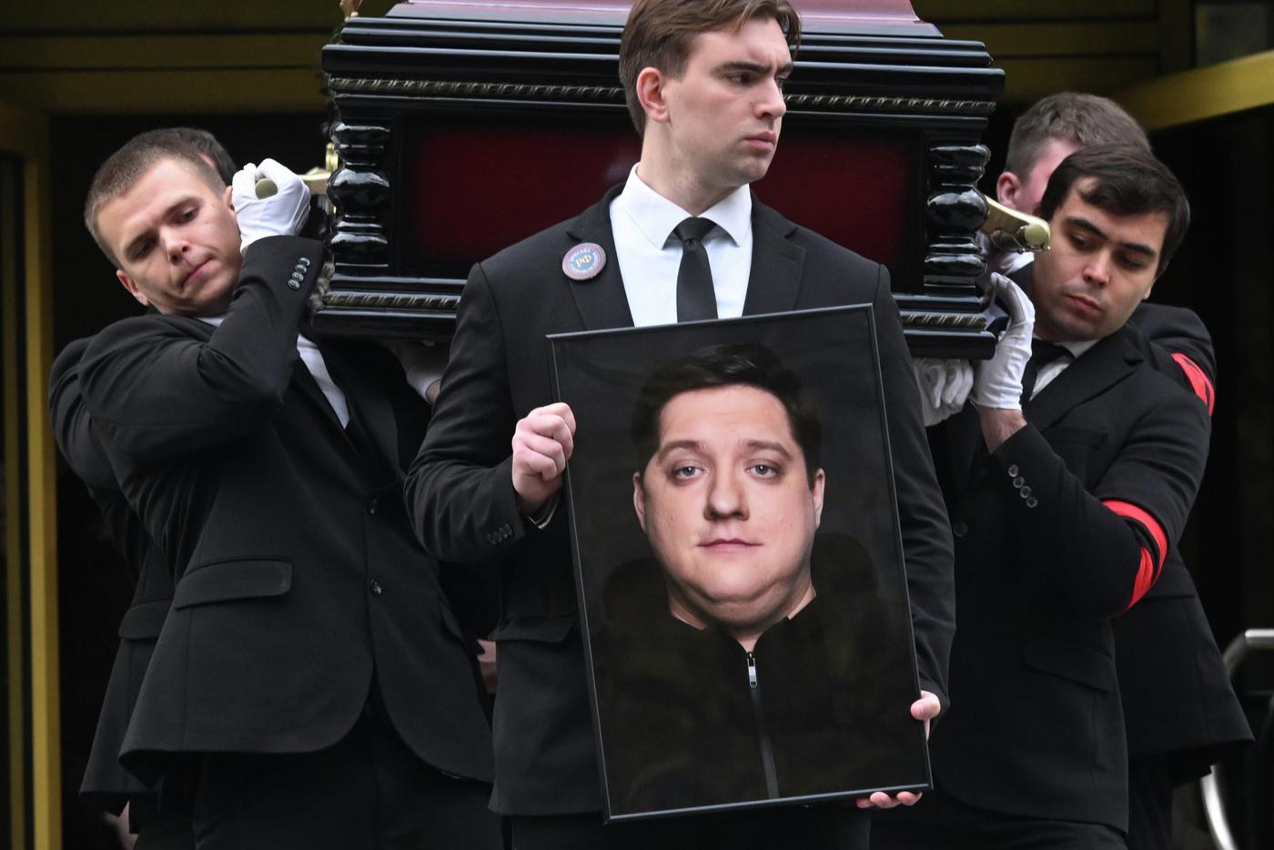 В Москве простились с актёром и комиком Романом Поповым. На церемонию приехали Сергей Бурунов, Гарик Харламов, Гавриил Гордеев