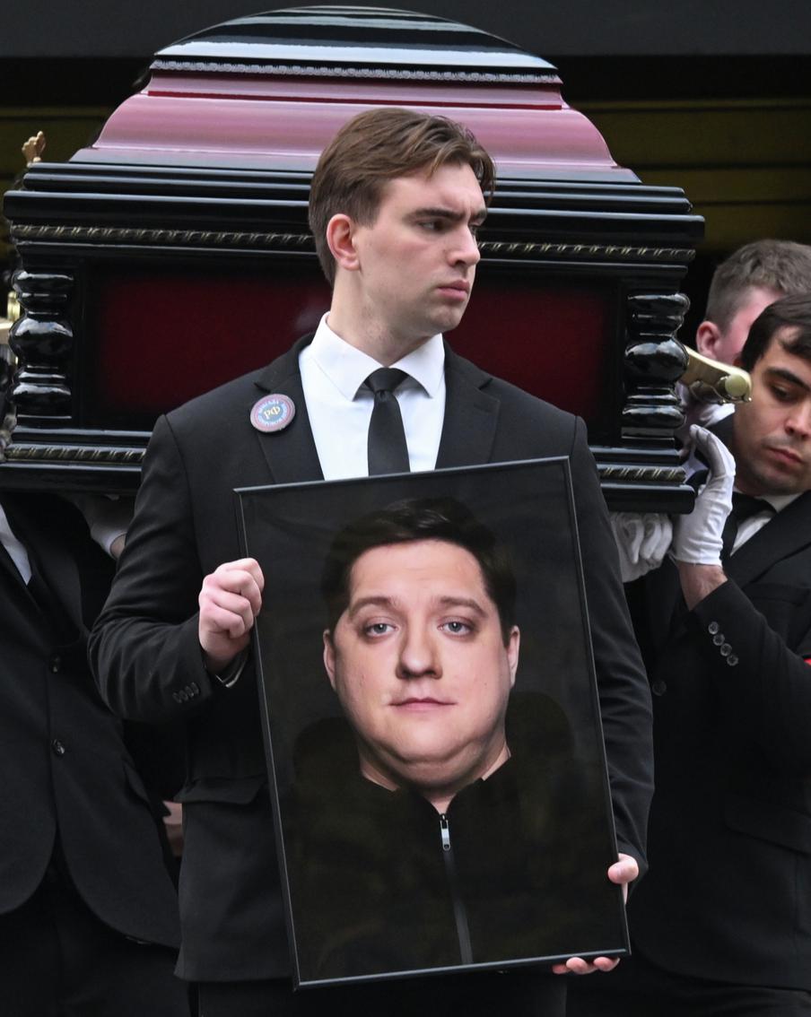 В Москве простились с актёром и комиком Романом Поповым. На церемонию приехали Сергей Бурунов, Гарик Харламов, Гавриил Гордеев