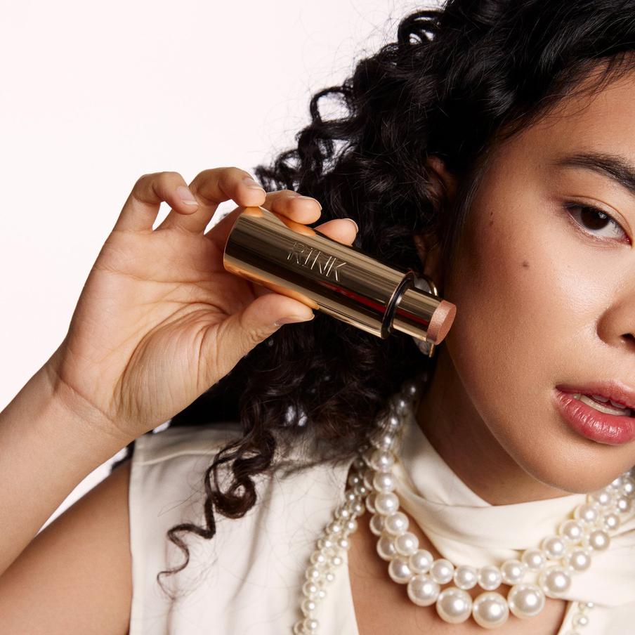 Продукт можно использовать не только для особых случаев, но и для ежедневного использования, создавая лёгкий мерцающий акцент, который подчеркнёт естественную красоту.