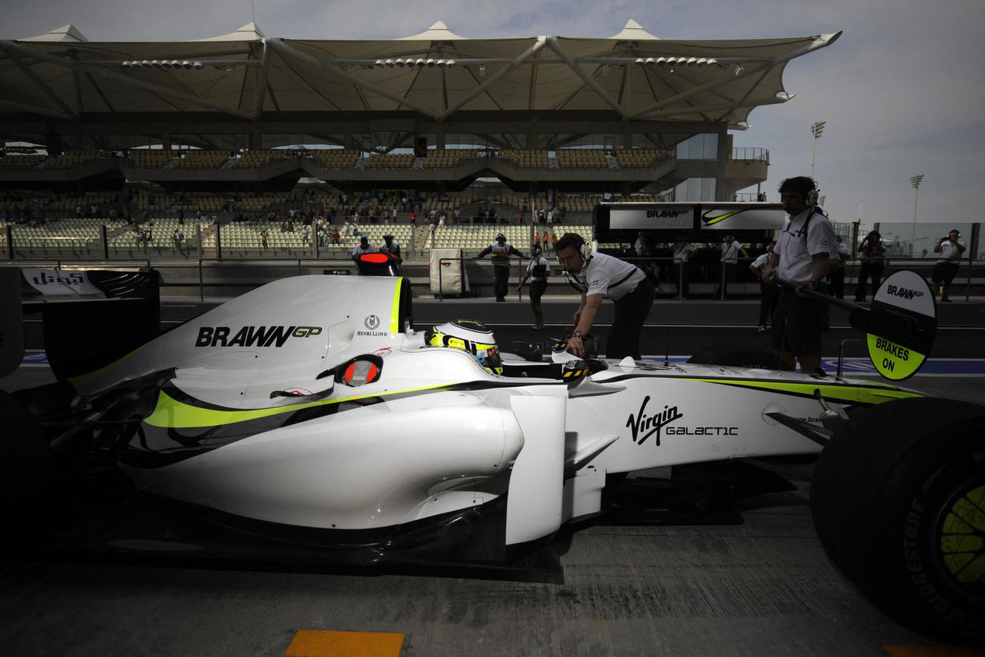 84079565 30 октября 2009 года, Абу-Даби, Дженсон Баттон сидит за рулём чемпионской машины во время гоночной практики.