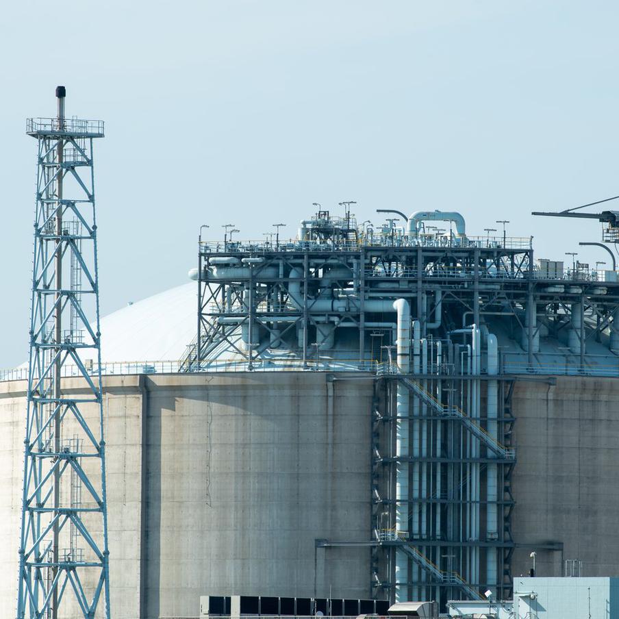 Катар может приостановить поставки СПГ в Европу. На конференции ADIPEC государственный министр Катара по вопросам энергетики Саад бен Шарида аль-Кааби предупредил о возможной приостановке поставок сжиженного природного газа (СПГ) в Европу. Он объяснил, что это может произойти, если Европейский союз не пересмотрит свою экологическую политику, в частности стандарты ESG.