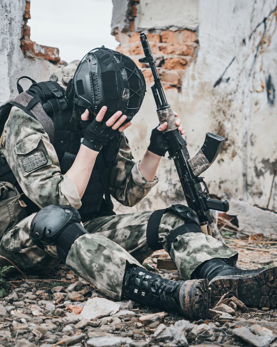 Адмирал НАТО Драгоне: бои на Украине зашли в тупик, следует возобновить диалог. В интервью Би-би-си председатель военного комитета НАТО адмирал Джузеппе Каво Драгоне заявил, что с оперативной точки зрения ситуация на Украине зашла в тупик и настало время для переговоров, поскольку дальнейшее кровопролитие лишь напрасная трата человеческих жизней