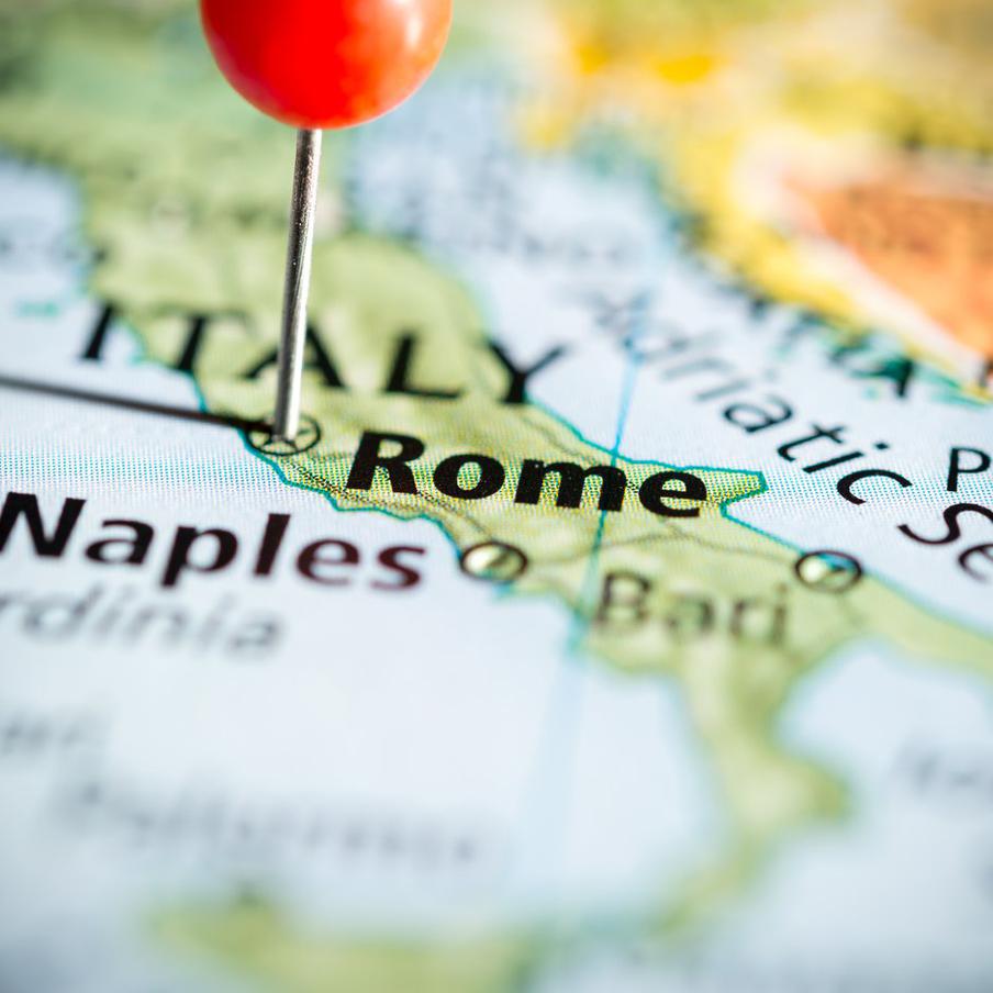 ANSA: башня Конти обвалилась в центре Рима, под завалами ищут пострадавших. В самом сердце Рима, на территории Императорских форумов, произошло ужасное происшествие — частичный обвал исторической башни Torre dei Conti. Как сообщает издание Corriere della Sera, под завалами ищут пострадавших. По данным агентства ANSA, в результате инцидента пострадали четыре строителя, которые проводили реставрационные работы на объекте