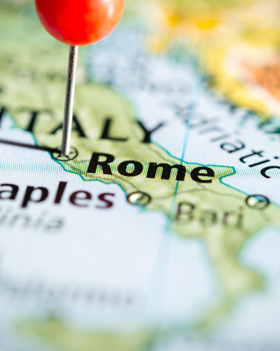 ANSA: башня Конти обвалилась в центре Рима, под завалами ищут пострадавших. В самом сердце Рима, на территории Императорских форумов, произошло ужасное происшествие — частичный обвал исторической башни Torre dei Conti. Как сообщает издание Corriere della Sera, под завалами ищут пострадавших. По данным агентства ANSA, в результате инцидента пострадали четыре строителя, которые проводили реставрационные работы на объекте