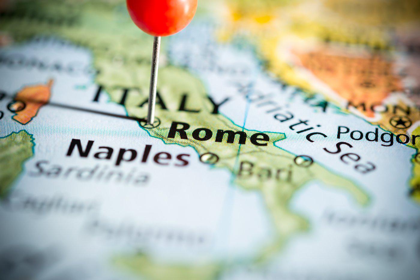 ANSA: башня Конти обвалилась в центре Рима, под завалами ищут пострадавших