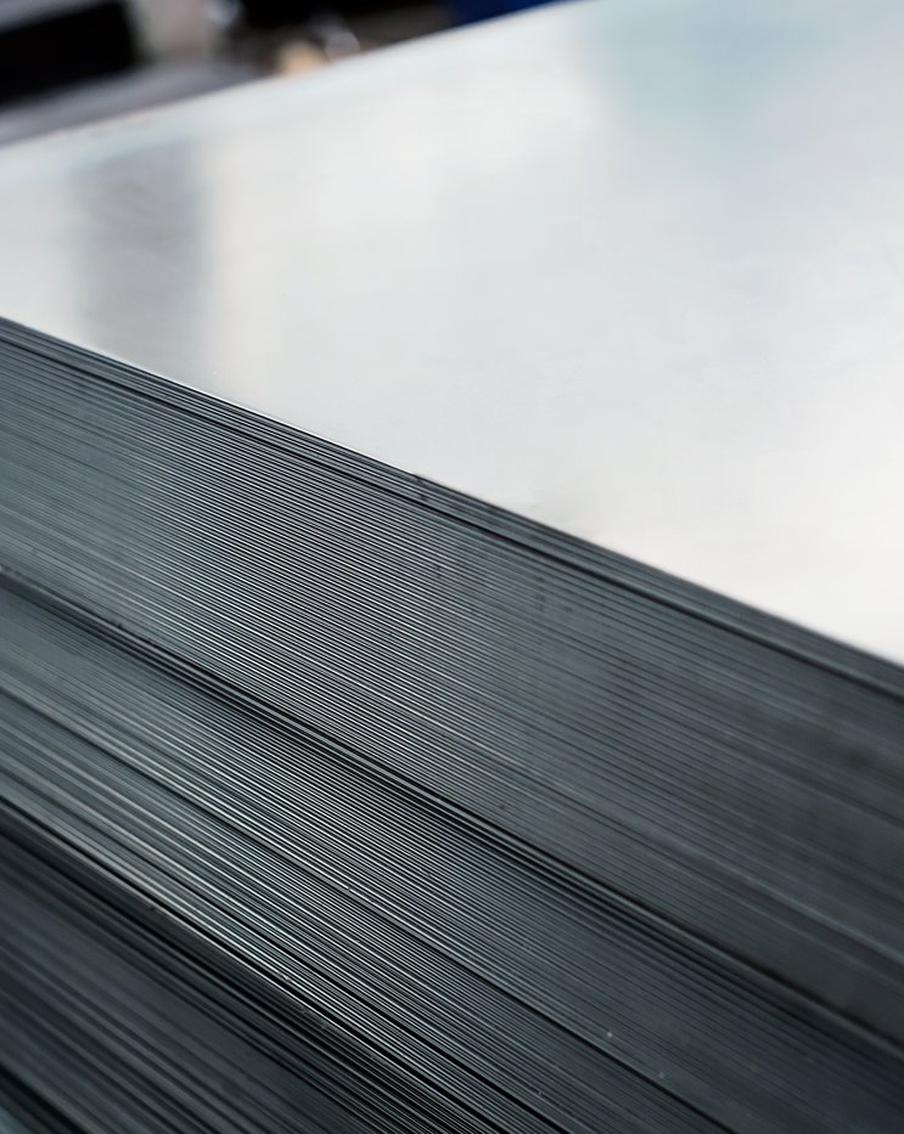 Вице-канцлер ФРГ Клингбайль призвал прекратить импорт стальных слябов из России. Немецкий вице-канцлер Ларс Клингбайль выступил с призывом к ЕС полностью прекратить импорт стальных слябов из РФ. Он аргументировал свою позицию тем, что дальнейшее поступление такой продукции противоречит санкционному режиму и создает неравные условия для европейских производителей