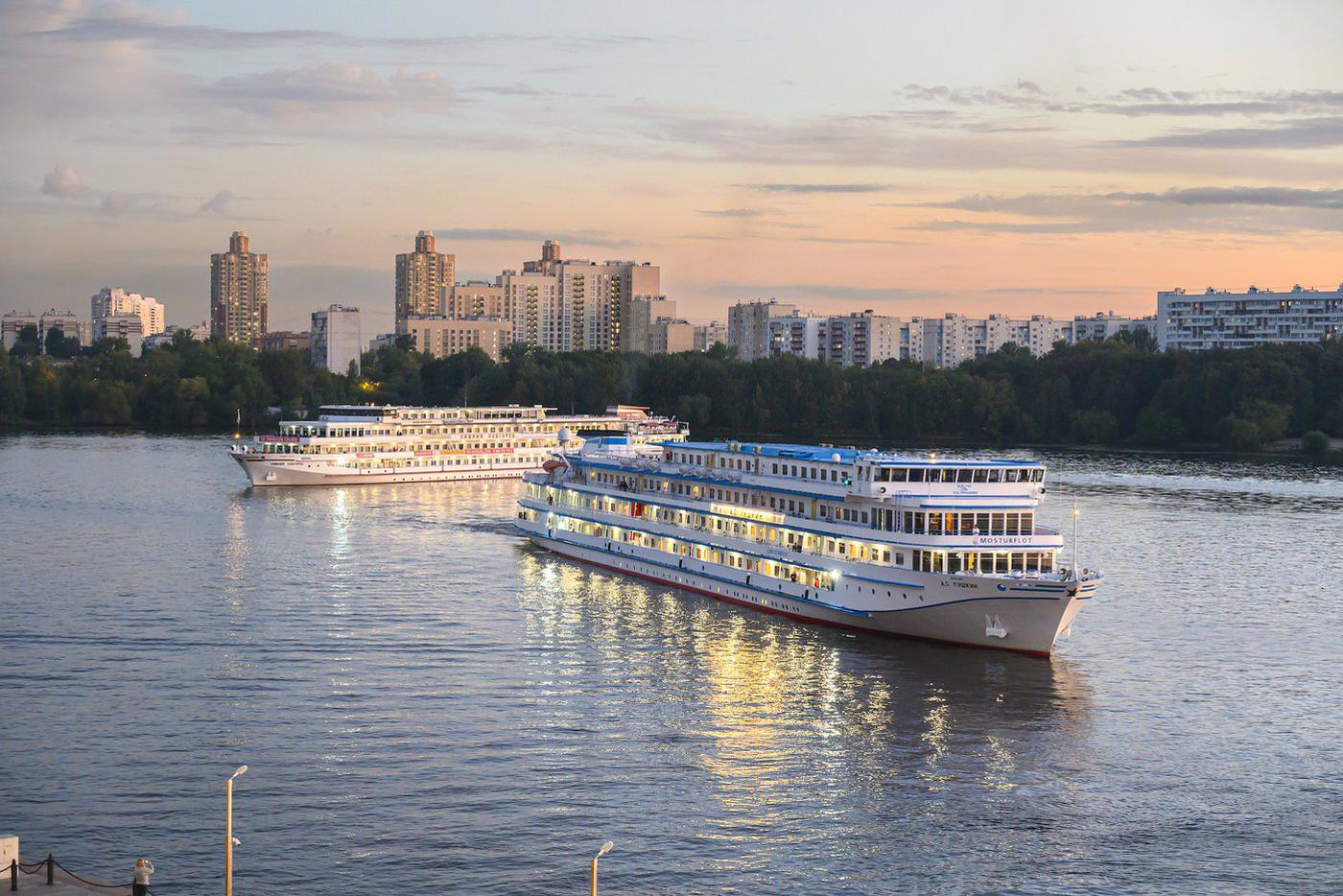 10 ноября от Северного речного вокзала отчалит последний круизный теплоход сезона навигации этого года