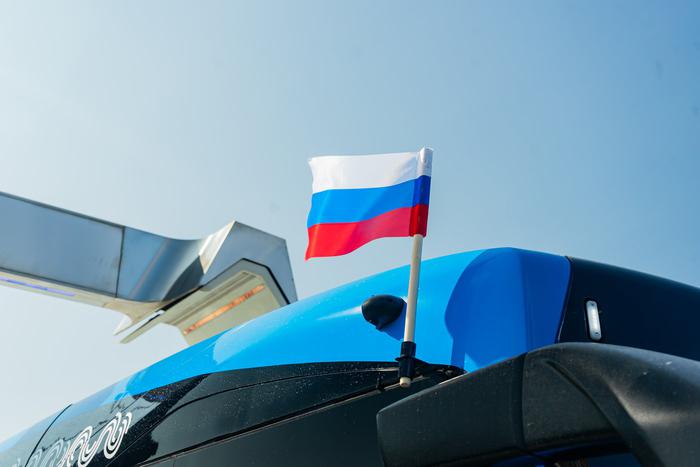 Более 6 тыс. автобусов, электробусов и трамваев украшены в Москве ко Дню народного единства