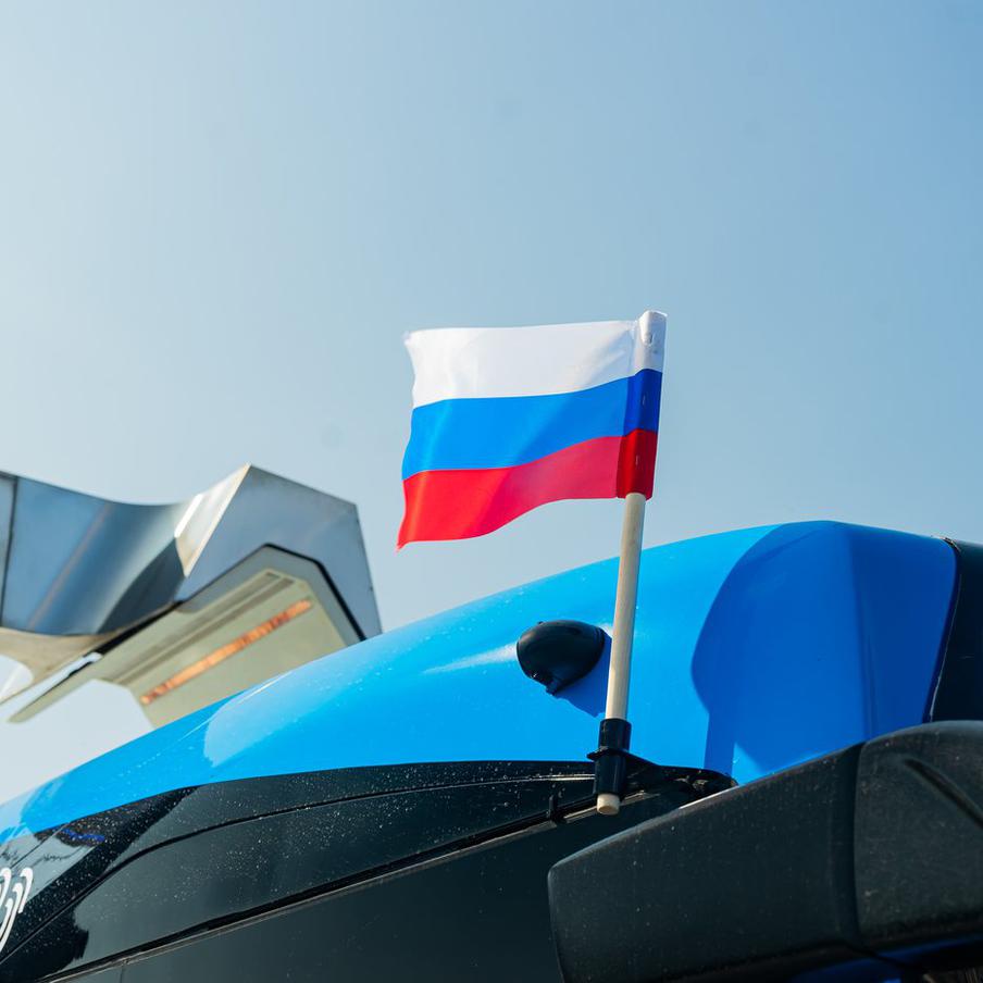 Более 6 тыс. автобусов, электробусов и трамваев украшены в Москве ко Дню народного единства. В День народного единства, 4 ноября, более 6000 автобусов, электробусов и трамваев вышли на улицы Москвы, украшенные государственной символикой Российской Федерации. Как сообщила пресс-служба Департамента транспорта города, эта акция была организована по поручению мэра Москвы Сергея Собянина с целью создания праздничной атмосферы для пассажиров