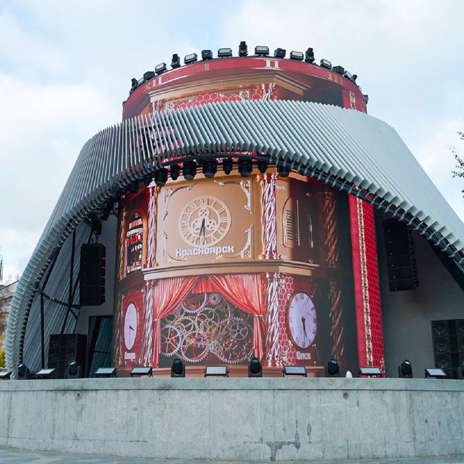 Время в городах всех часовых поясов России теперь показывают в парке "Зарядье". Московские дизайнеры подготовили новый сюжет "Время России" для инновационной достопримечательности "Матрёшка Москвы. Новая точка притяжения"