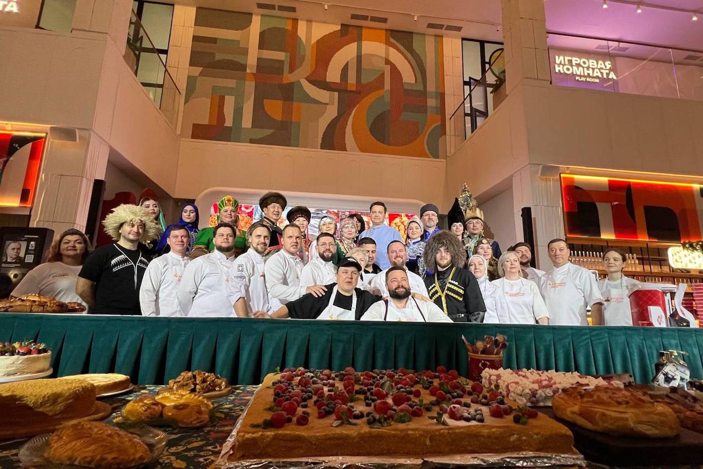 На кулинарном шоу в Москве гости сметали пирожки на лету