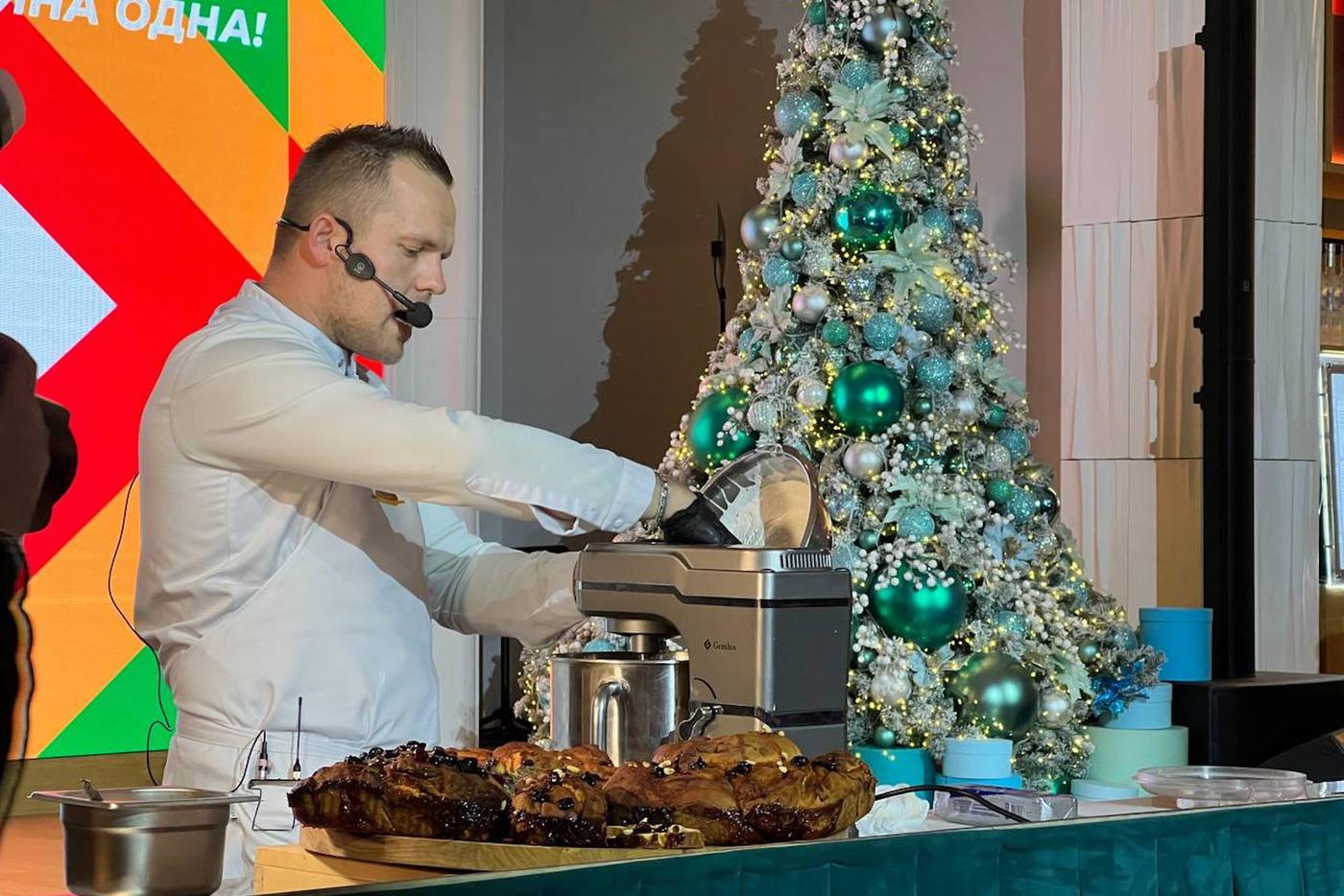 Шеф-повар Сергей Федосеев приготовил знаменитый «Суворовский пирог»