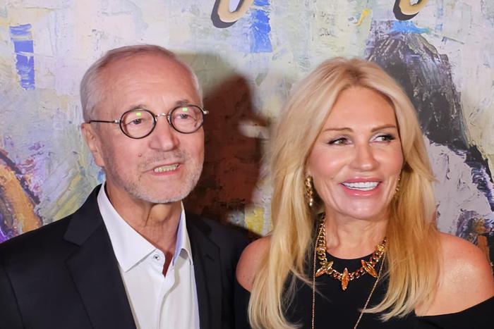 Евгений Герасимов поздравил Аллу Крутую с выходом книги.