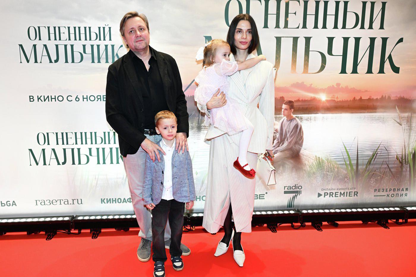 Режиссер Артем Михалков с супругой Дарьей Баженовой и детьми на премьере фильма "Огненный мальчик" в кинотеатре "Художественный" в Москве. 